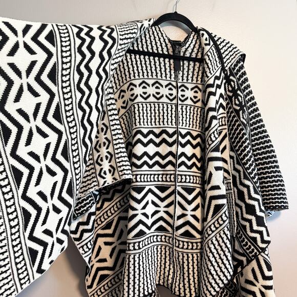White House Black Market Boho Geo Hooded Knit Poncho Black White Size XSP/SP - Picture 6 of 11